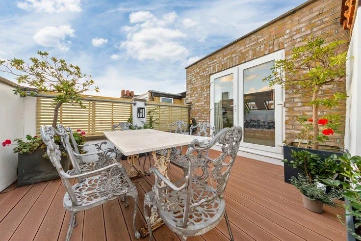 Flat Lurline Gardens in Greater London