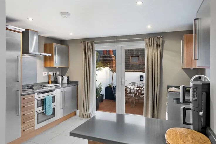 Flat Lurline Gardens in Greater London