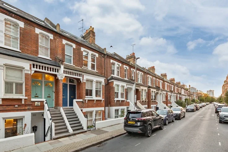 Flat Lurline Gardens in Greater London