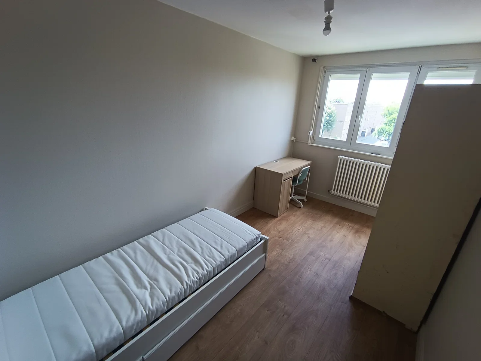 Room Rue Victor Hugo in La Madeleine