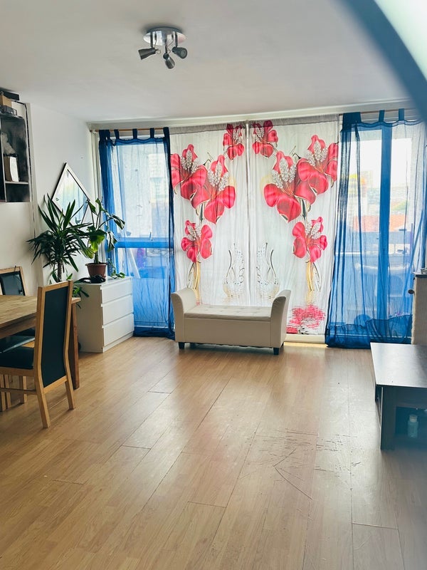 Room Westferry Road in Greater London