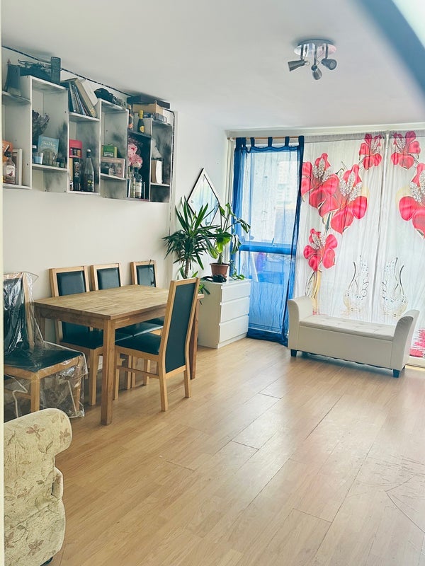 Room Westferry Road in Greater London