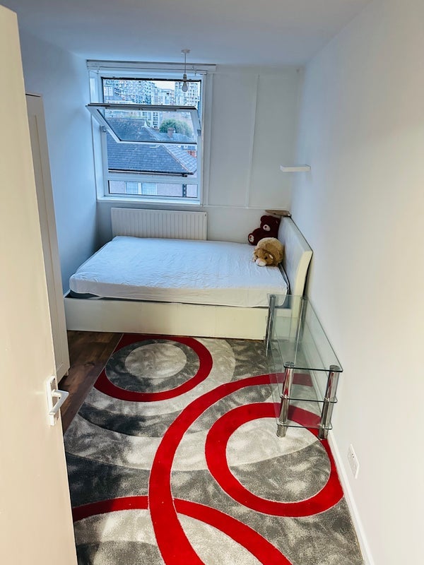 Room Westferry Road in Greater London
