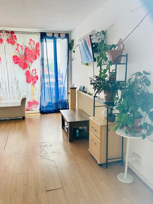 Room Westferry Road in Greater London