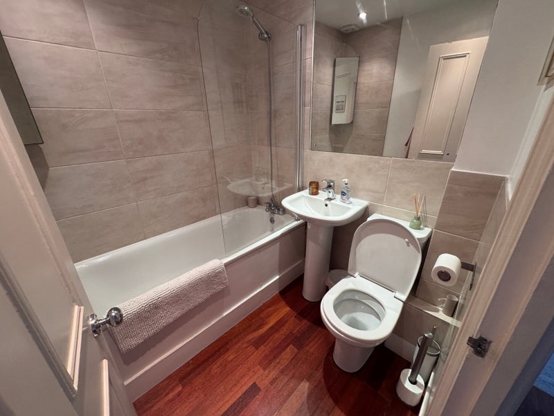 Flat Gauden Road in Greater London