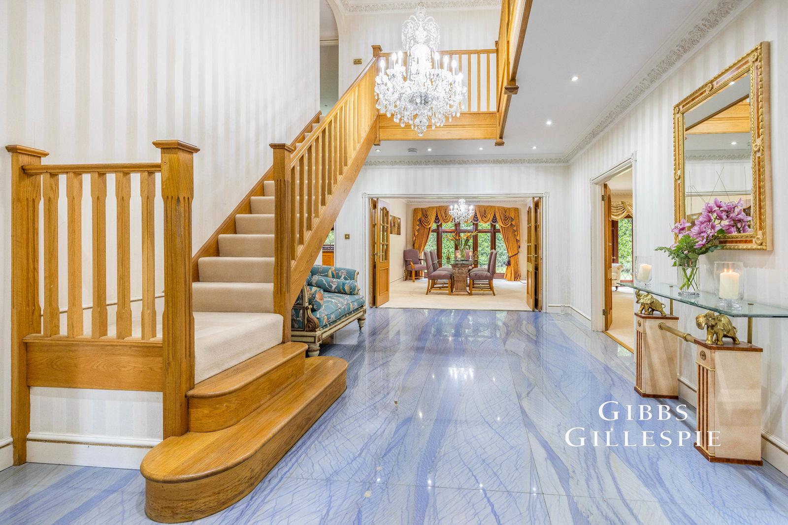 House Pinewood Close in Three Rivers
