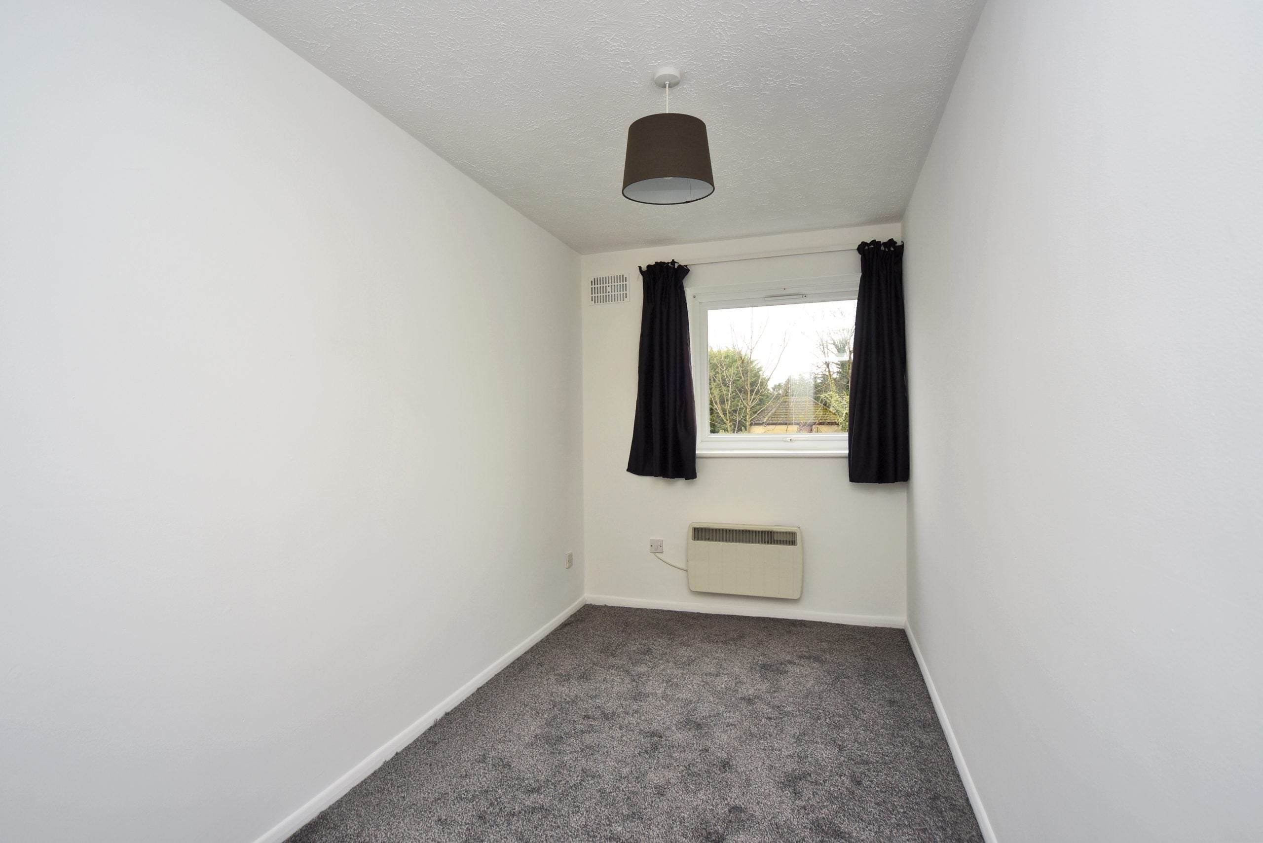 Flat Hampton Court Way in Walton on Thames