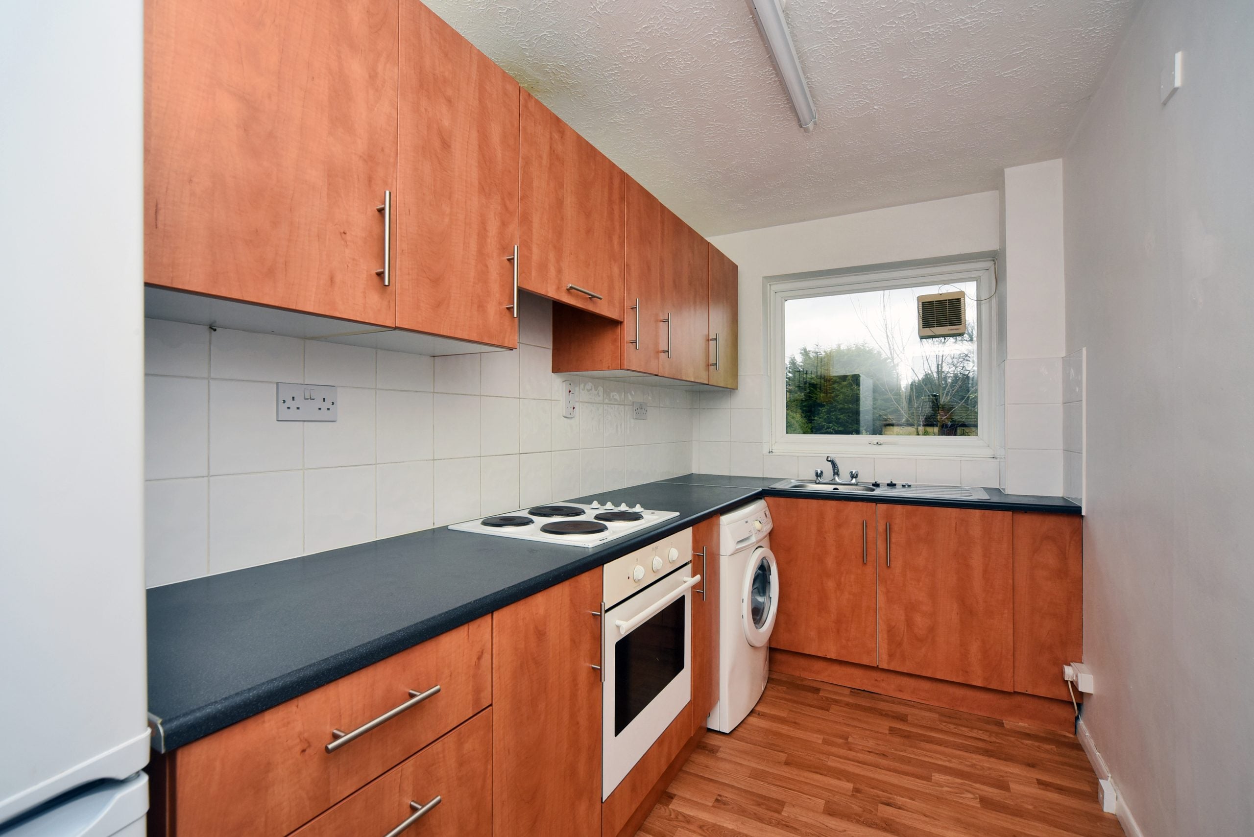 Flat Hampton Court Way in Walton on Thames