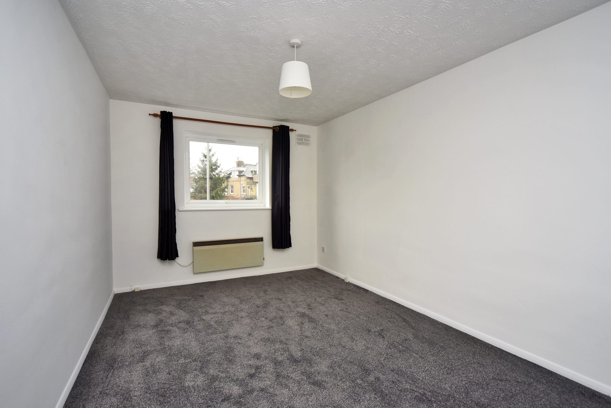 Flat Hampton Court Way in Walton on Thames