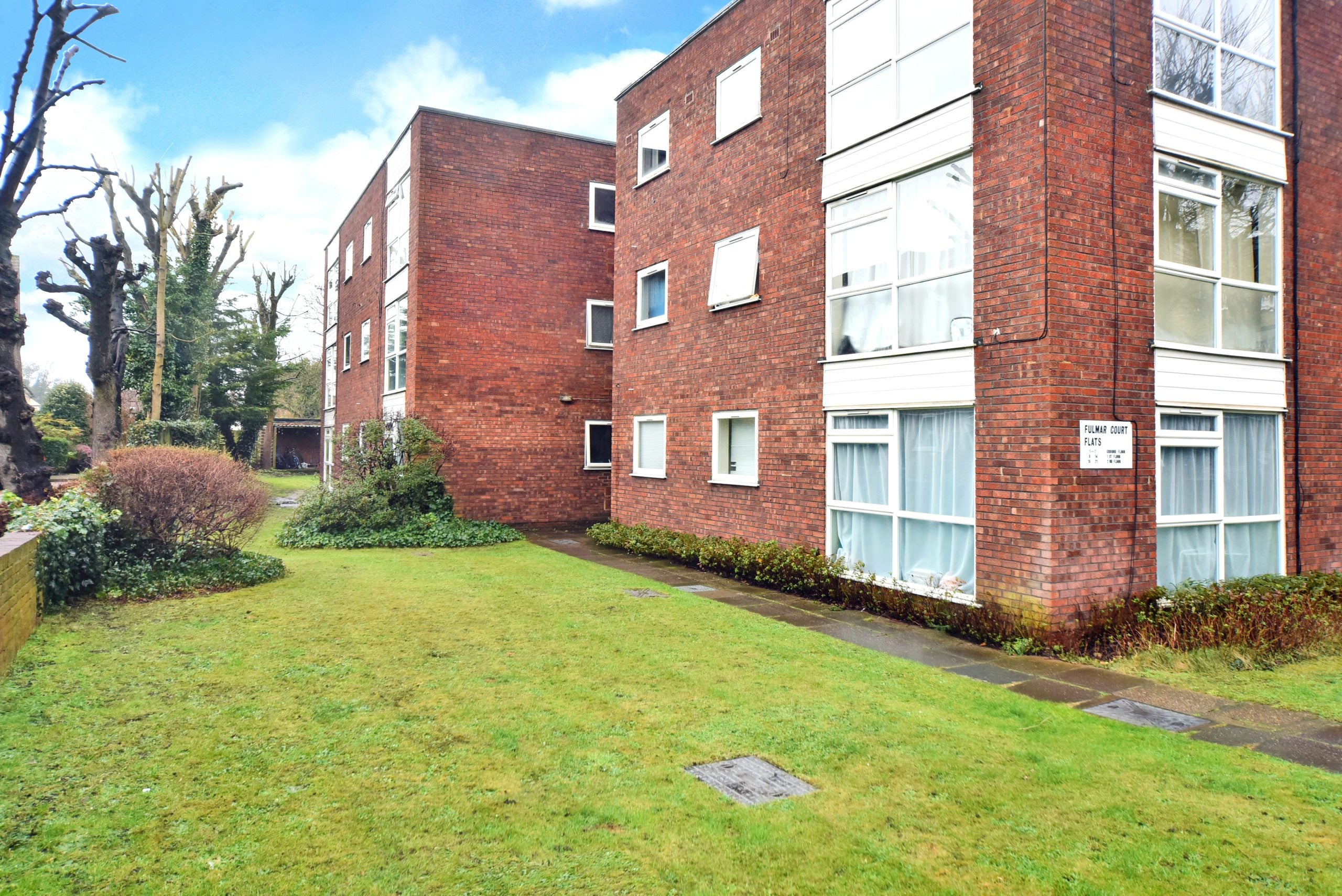 Flat Hampton Court Way in Walton on Thames