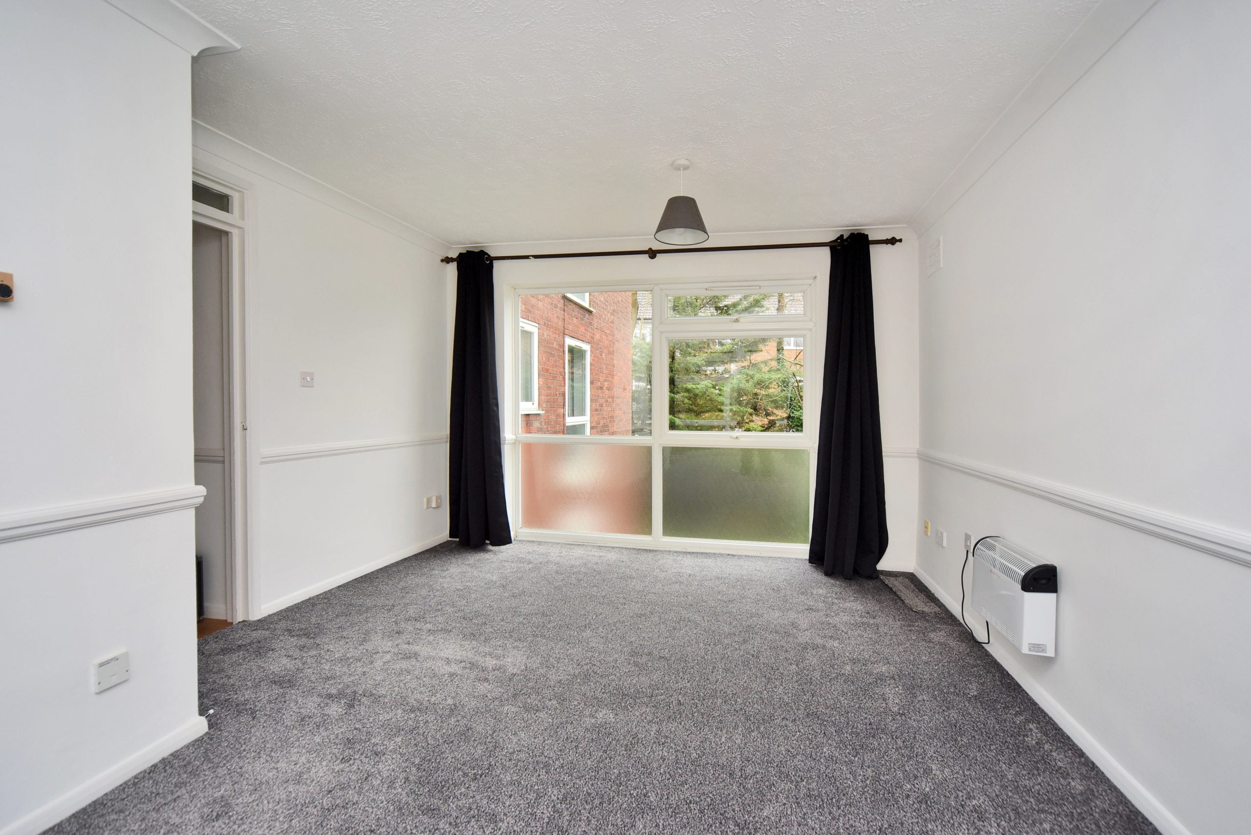 Flat Hampton Court Way in Walton on Thames