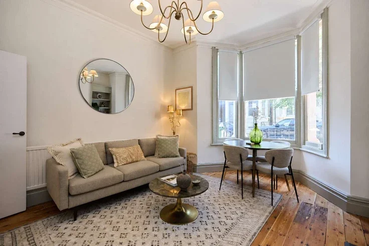 Flat Blythe Road in Greater London