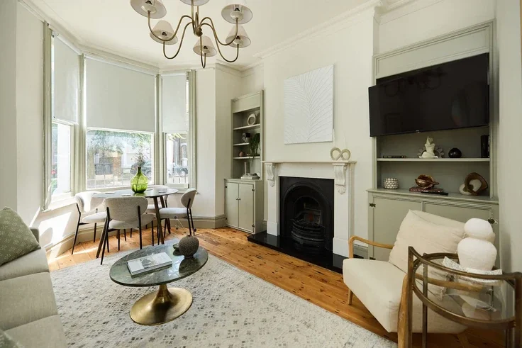 Flat Blythe Road in Greater London