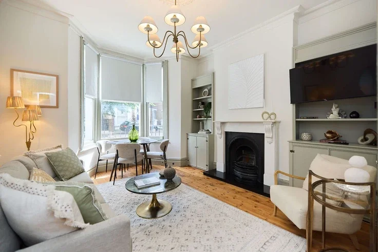Flat Blythe Road in Greater London
