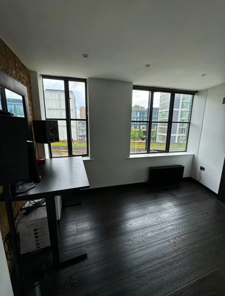 Flat Kingsland Road in Greater London