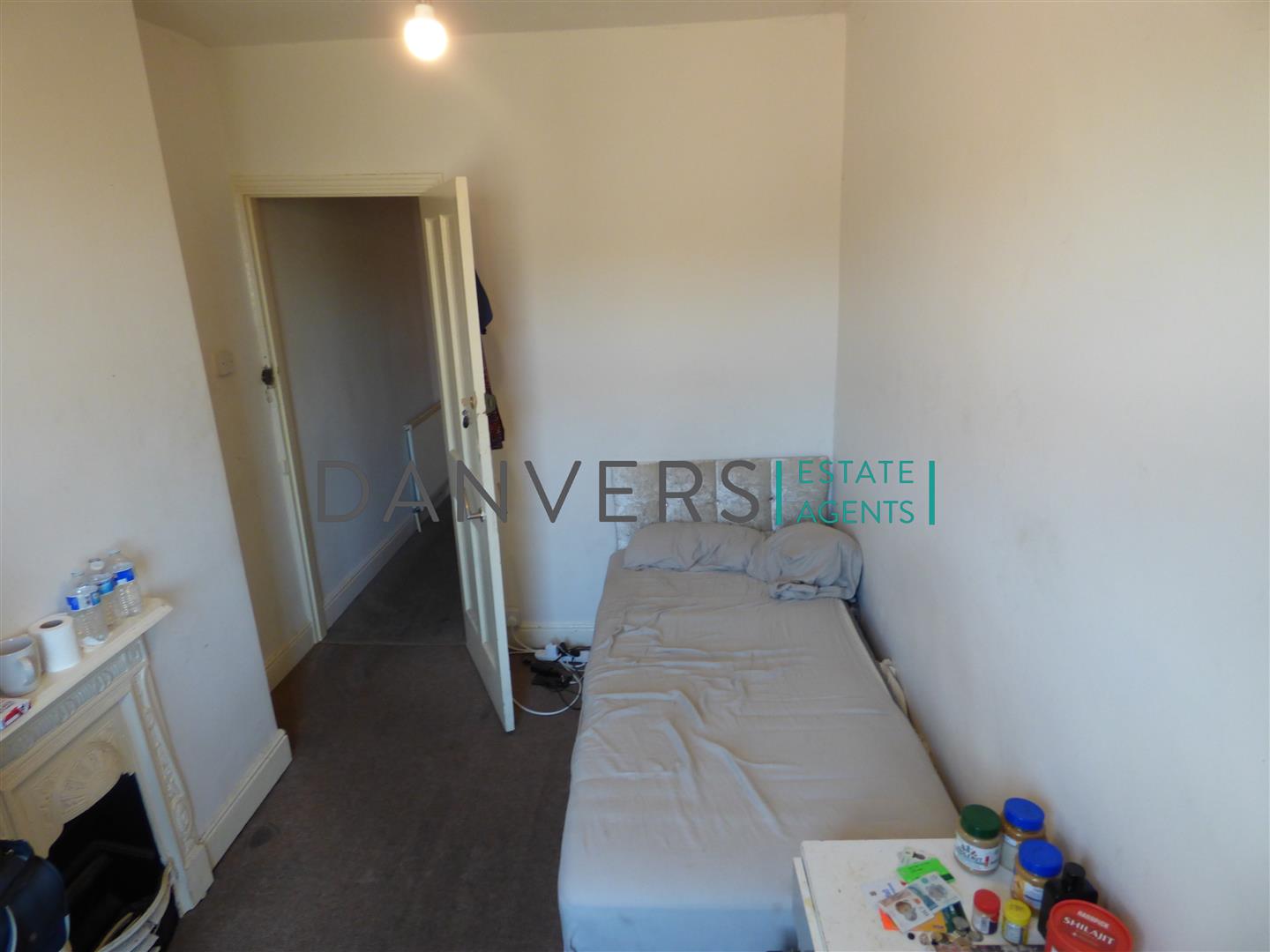 Room Bramley Road in Leicester