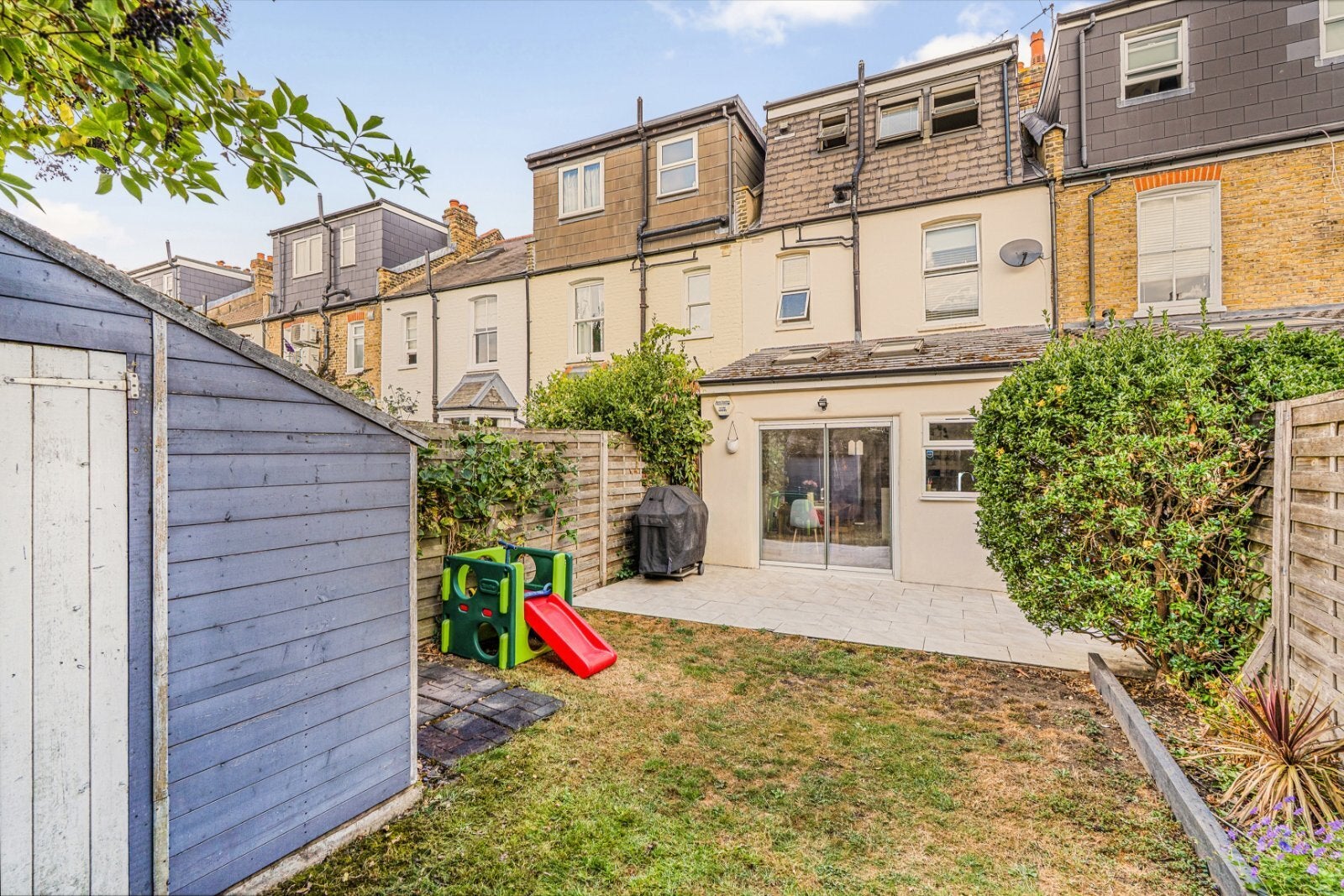 House Ashen Grove in Greater London