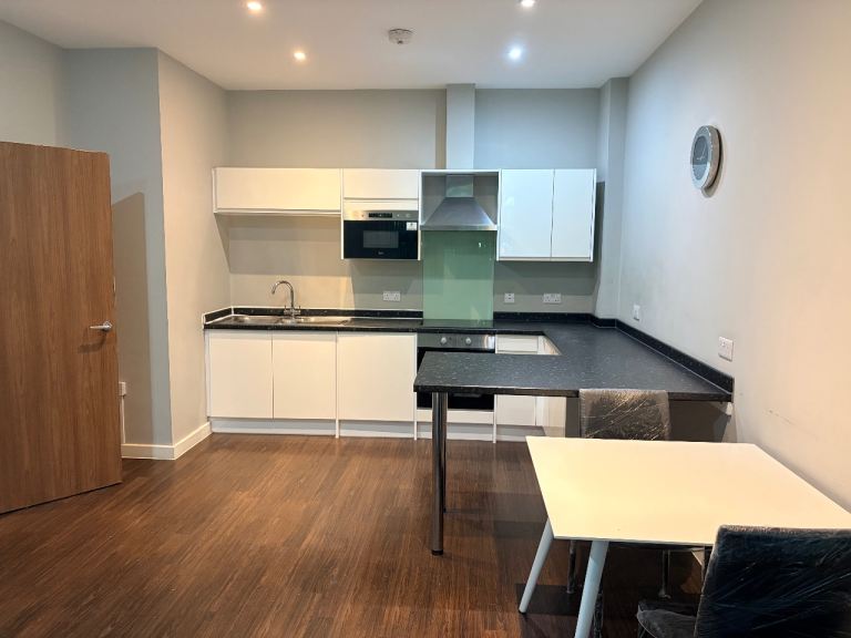 Flat Bath Road in Greater London