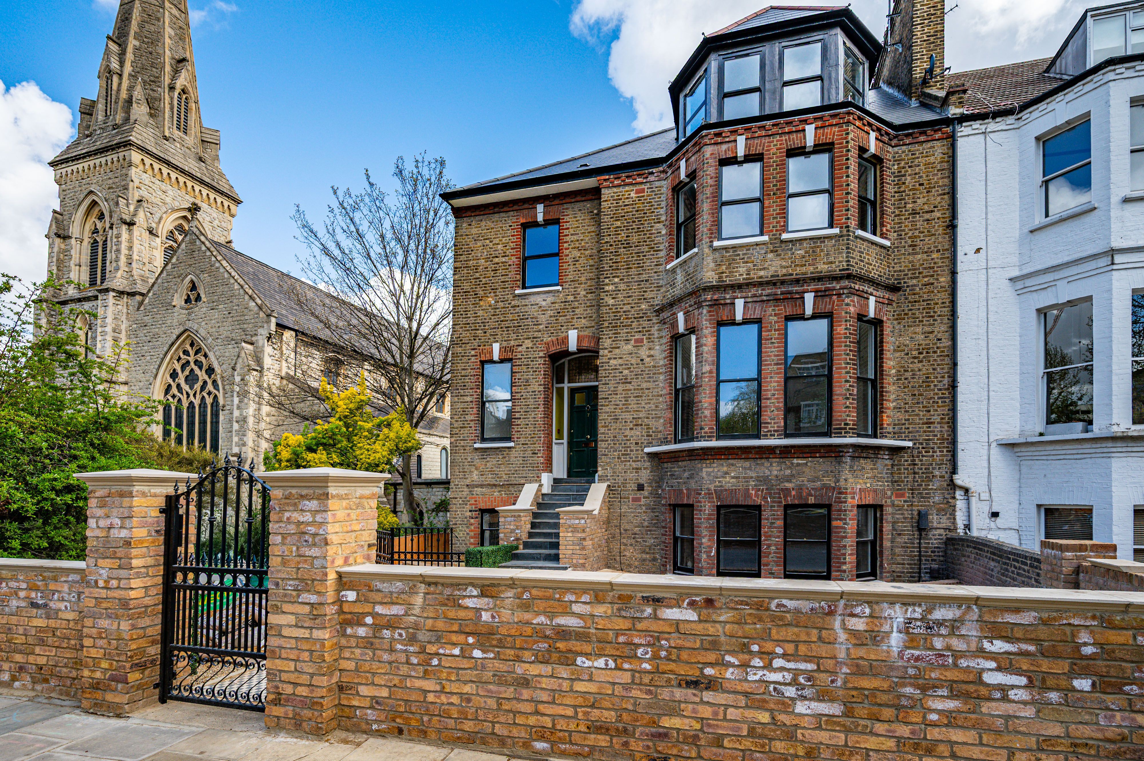 Flat Hillmarton Road in Greater London