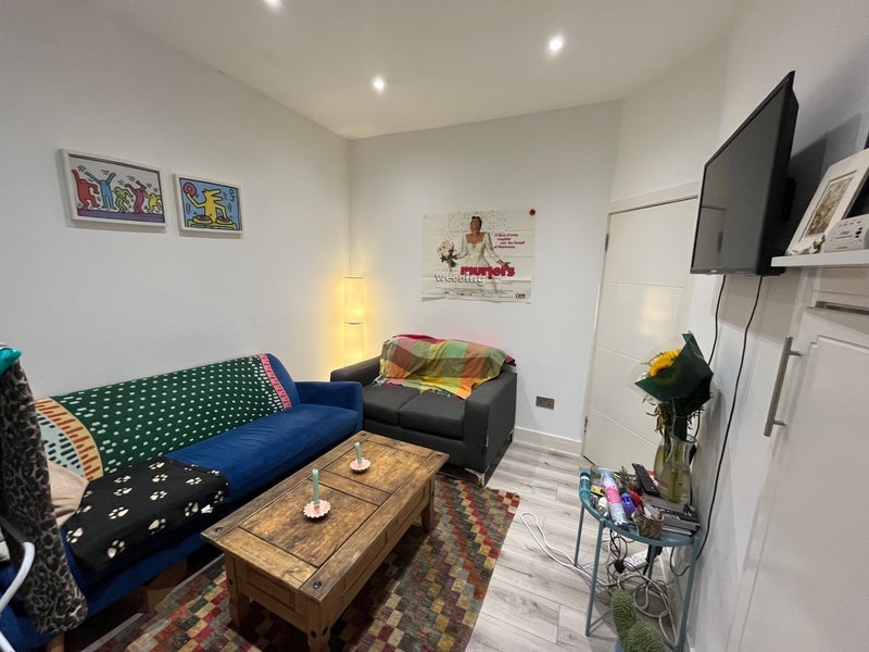 Room Arnold Road in Greater London