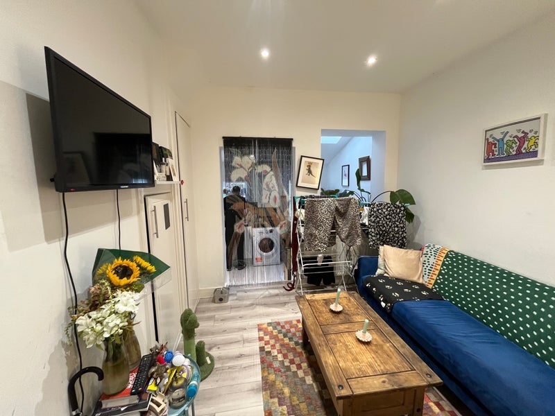 Room Arnold Road in Greater London