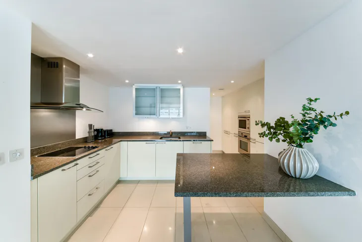 Flat Hertsmere Road in Greater London