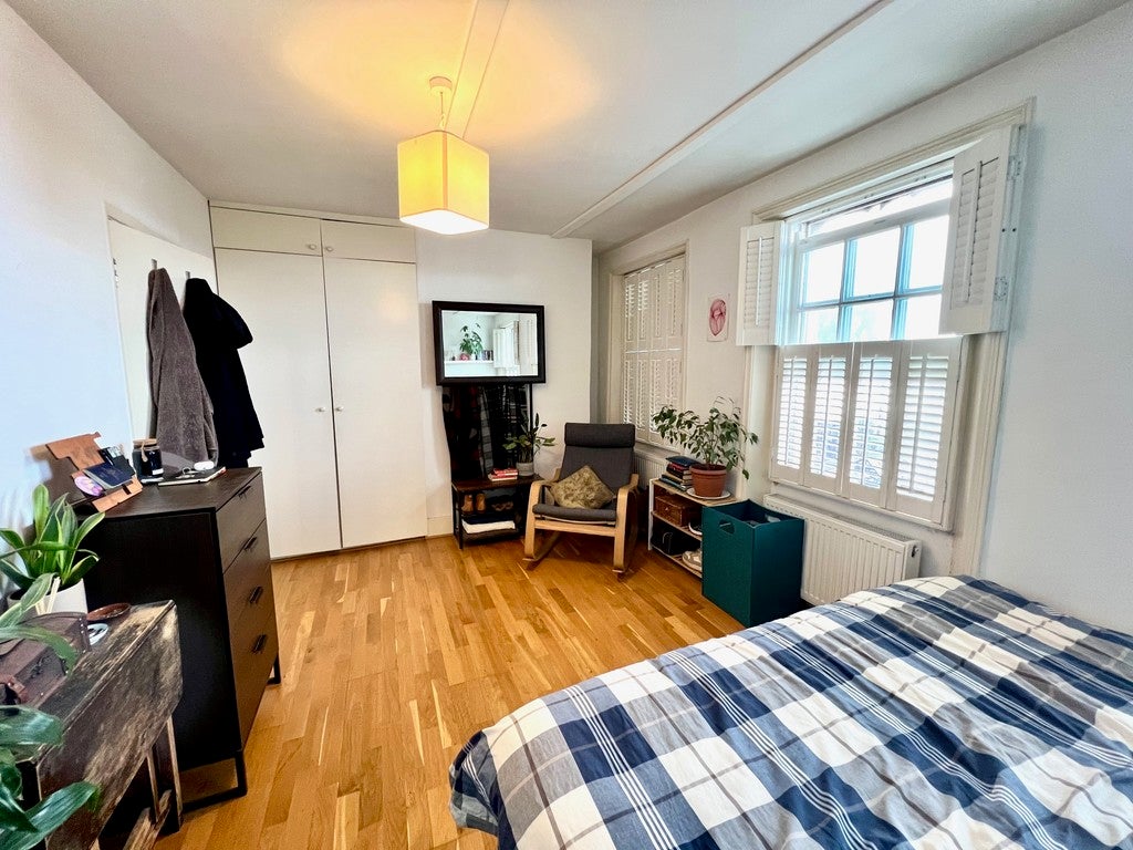 Flat Kentish Town Road in Greater London