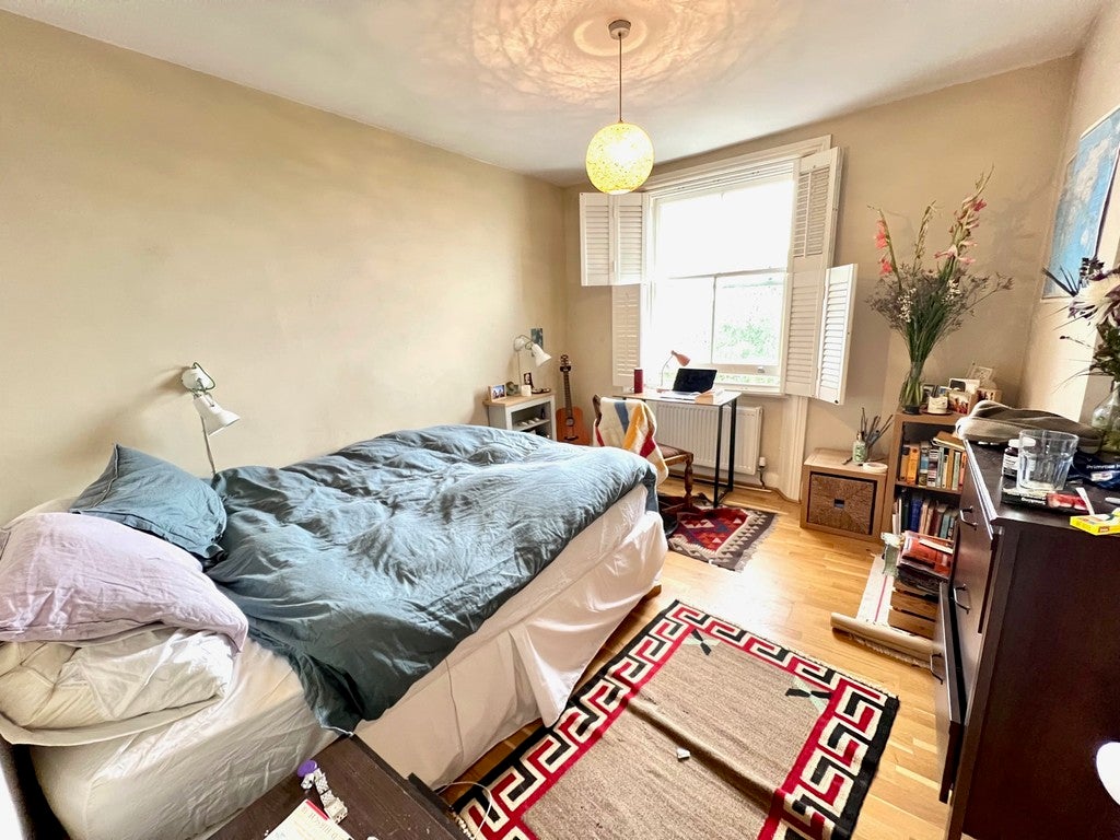 Flat Kentish Town Road in Greater London