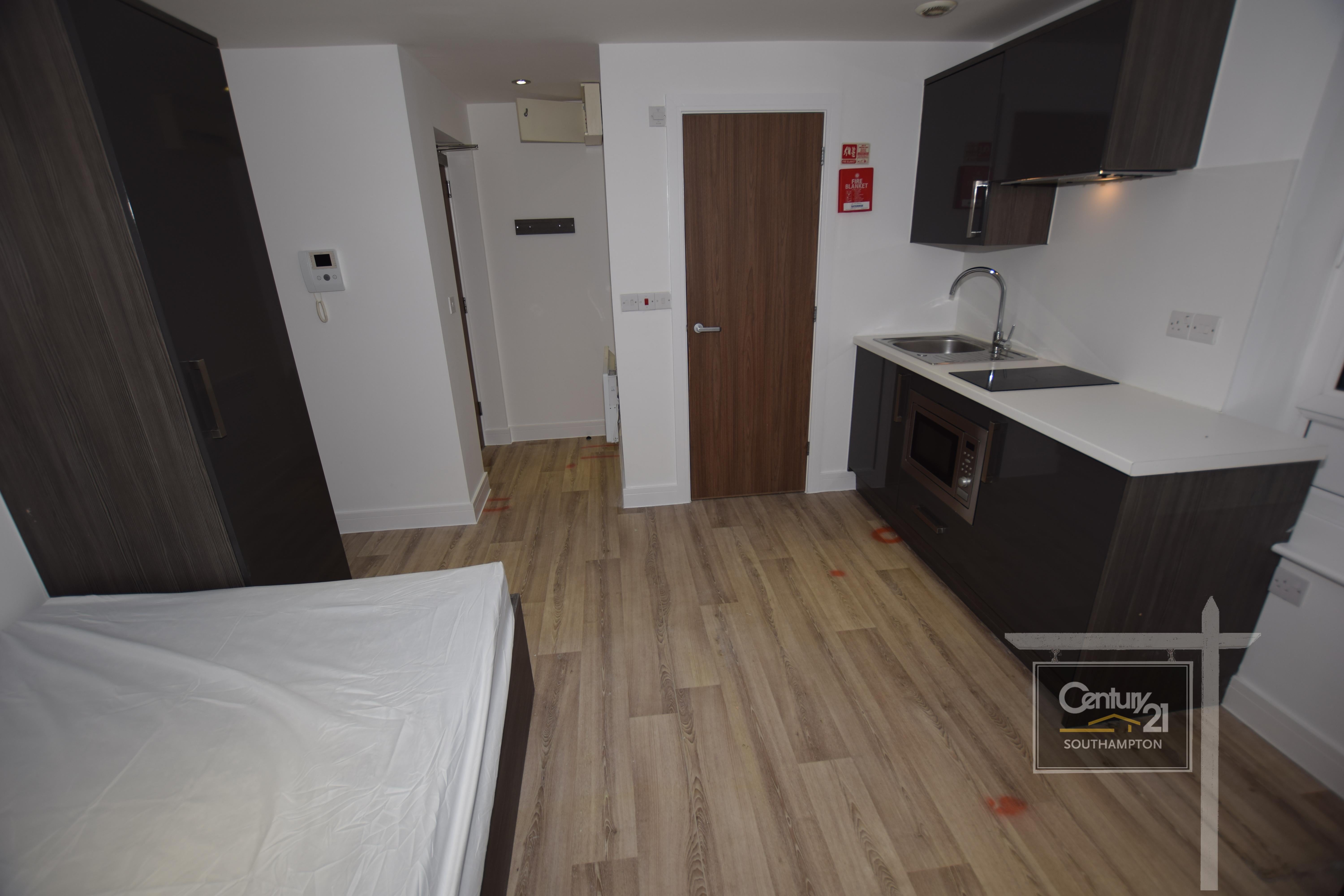 Flat Carlton Place in Southampton