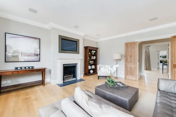 Flat Onslow Gardens in Greater London