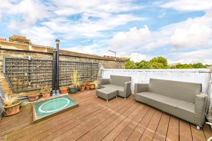 Flat Onslow Gardens in Greater London