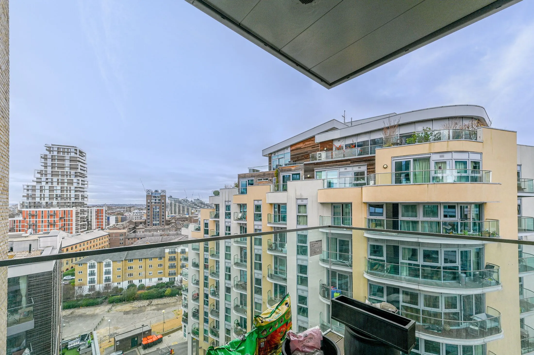 Flat Bridges Court in Greater London