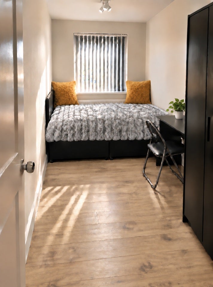 Room Harts Lane in Greater London