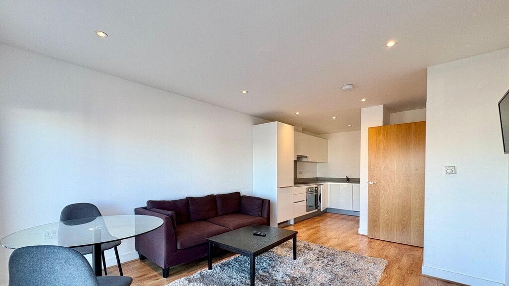 Flat Greenhill Way in Greater London
