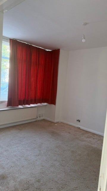 Room Warwick Road in Greater London