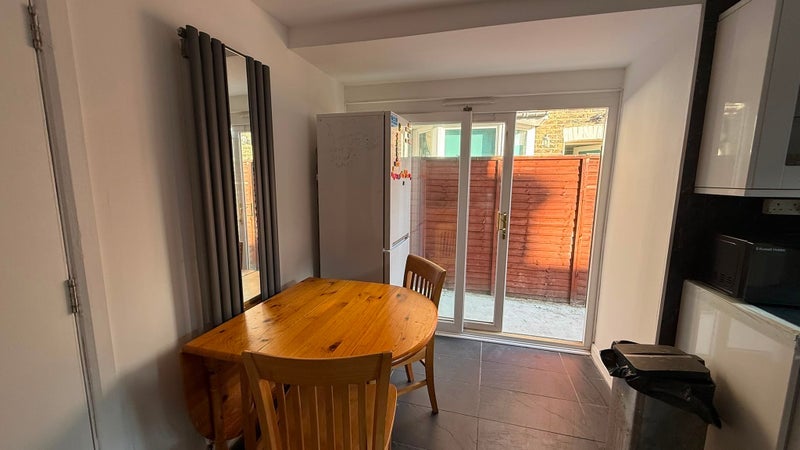 Room Warwick Road in Greater London