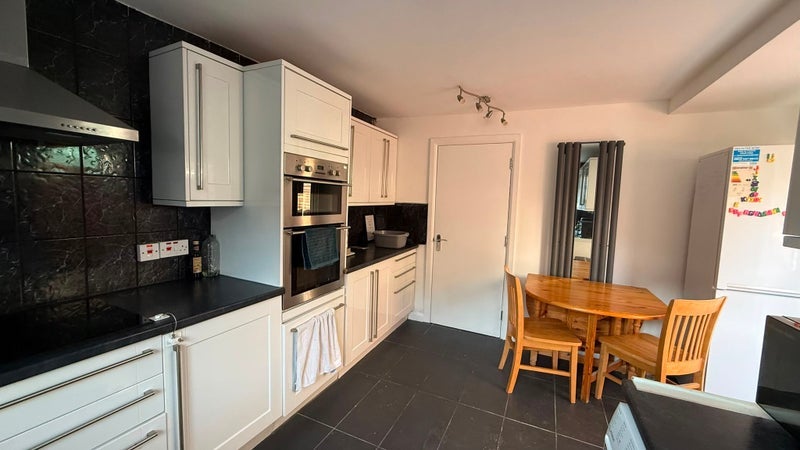 Room Warwick Road in Greater London