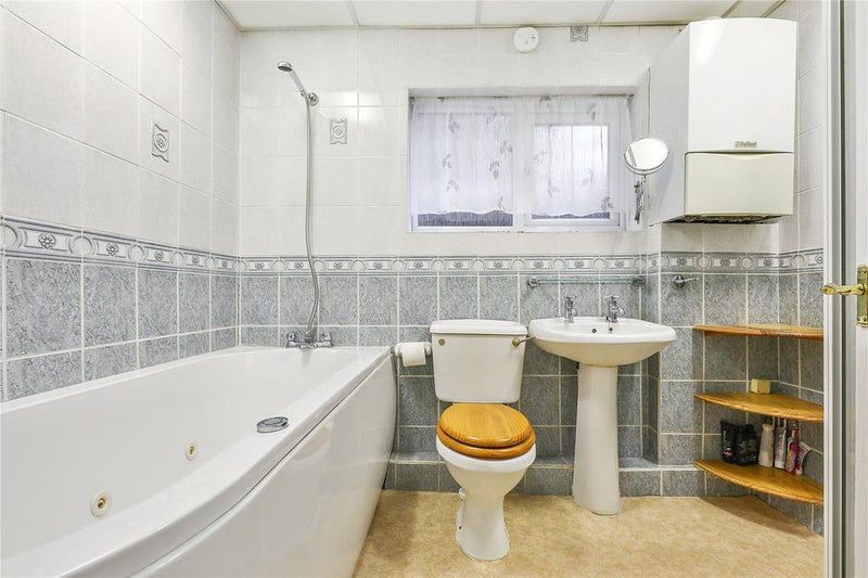 Room Warwick Road in Greater London