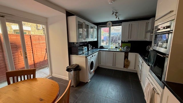 Room Warwick Road in Greater London