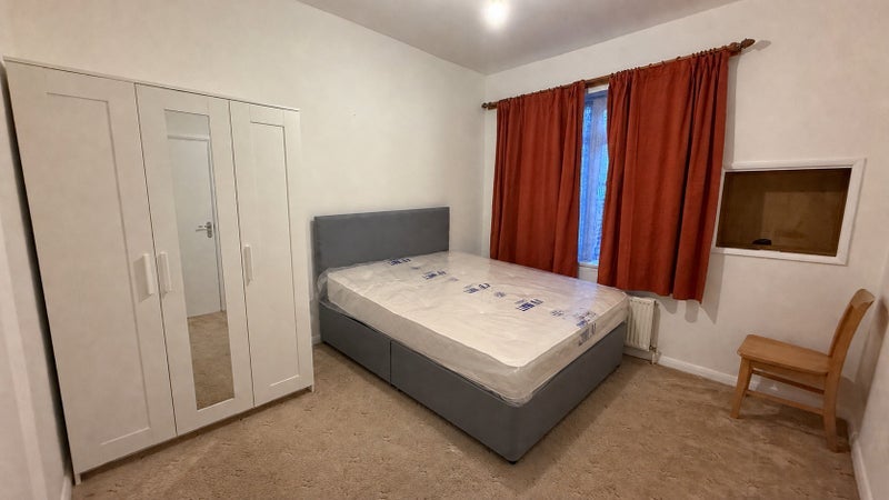 Room Warwick Road in Greater London