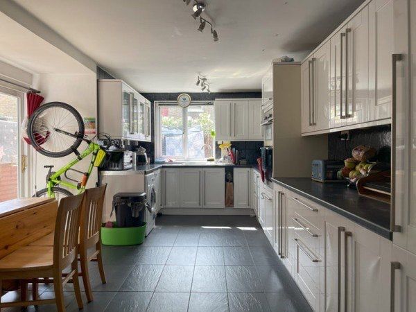 Room Warwick Road in Greater London
