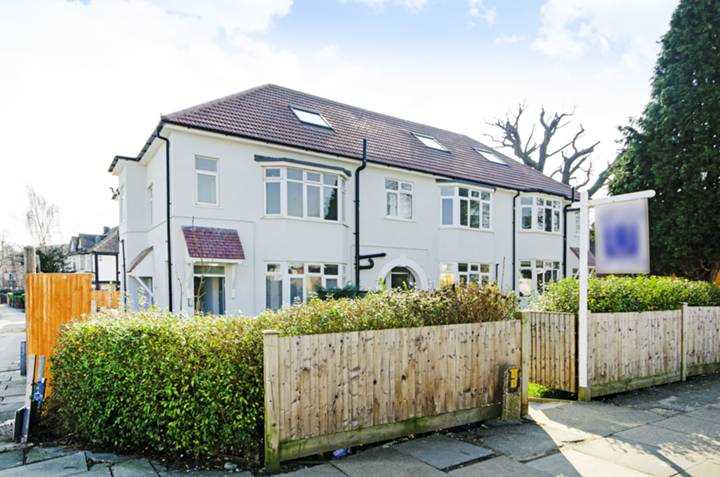 Flat Rushgrove Avenue in Greater London