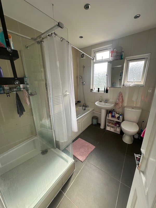 Room Ipswich Road in Greater London