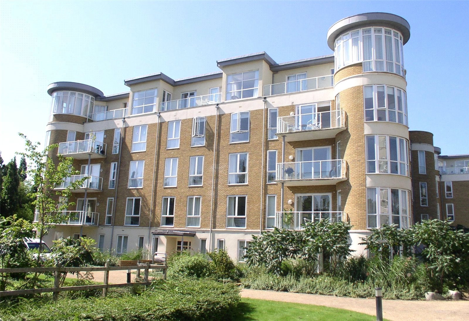 Flat Melliss Avenue in Greater London