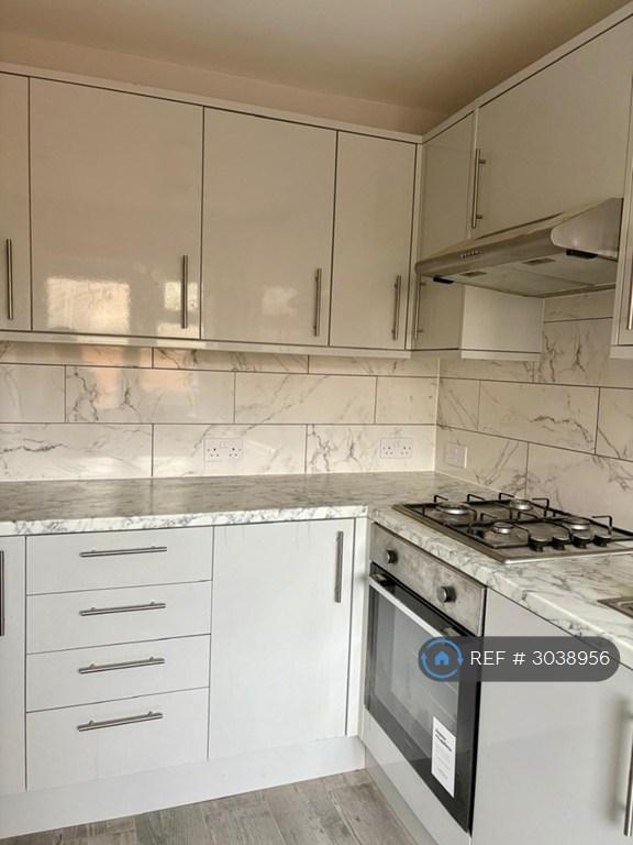 Flat Pembury Court in Greater London