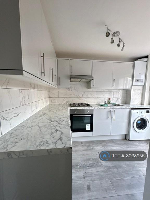 Flat Pembury Court in Greater London