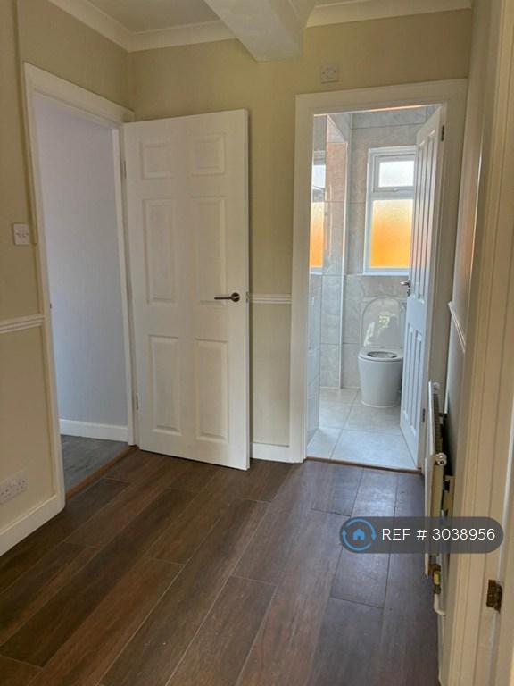 Flat Pembury Court in Greater London