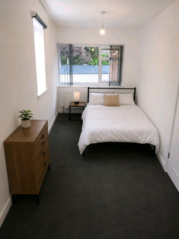 Room Longmore Road in Metropolitan Borough of Solihull