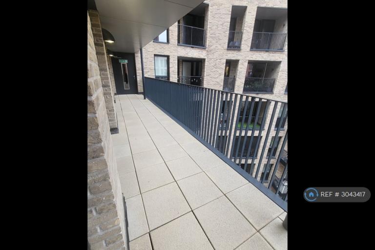 Room Healum Avenue in Greater London
