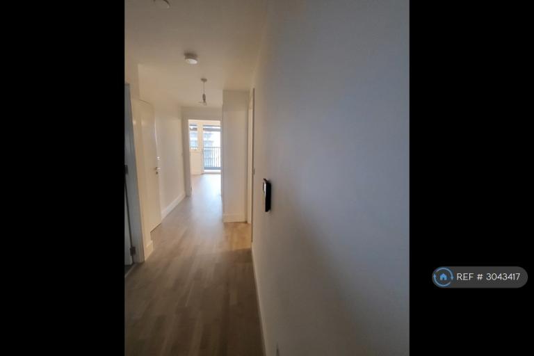 Room Healum Avenue in Greater London
